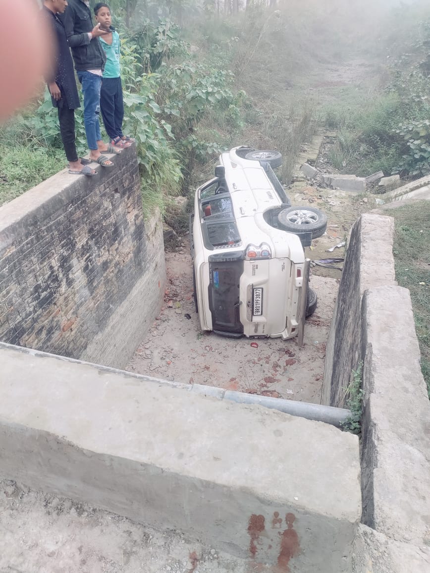 नहर में गिरा स्कार्पियो नहर में गिरा स्कार्पियो