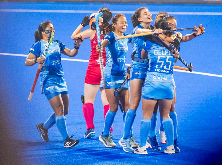 गोल करने का बाद जश्न मनाती भारतीय महिला हॉकी टीम गोल करने का बाद जश्न मनाती भारतीय महिला हॉकी टीम