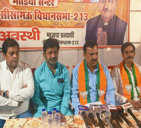 वार्ता में जिला अध्यक्ष दीपू पाण्डेय क्षेत्रीय मीडिया प्रभारी अनूप अवस्थी जिला मीडिया प्रभारी अनुराग शर्मा का छाया चित्र वार्ता में जिला अध्यक्ष दीपू पाण्डेय क्षेत्रीय मीडिया प्रभारी अनूप अवस्थी जिला मीडिया प्रभारी अनुराग शर्मा का छाया चित्र