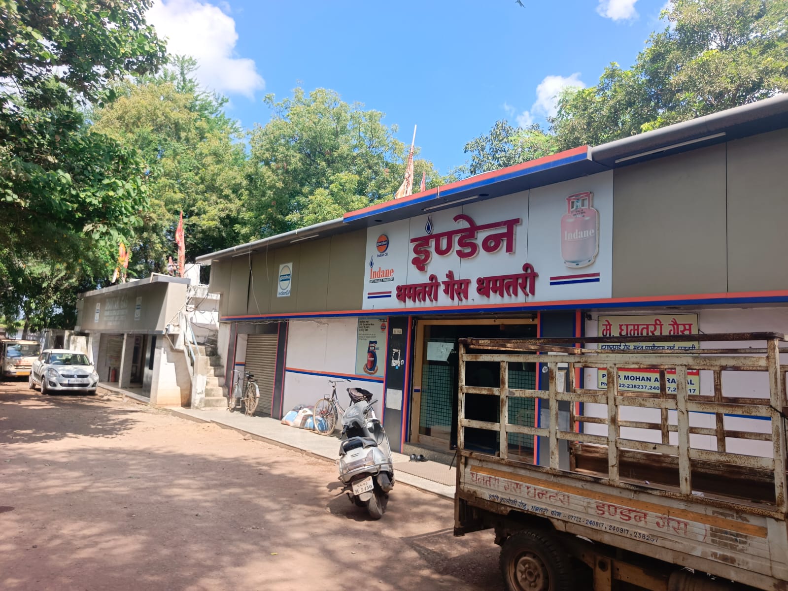 इंडेन गैस आफिस में ई-केवाइसी कराने पहुंच रहे लोग। इंडेन गैस आफिस में ई-केवाइसी कराने पहुंच रहे लोग।