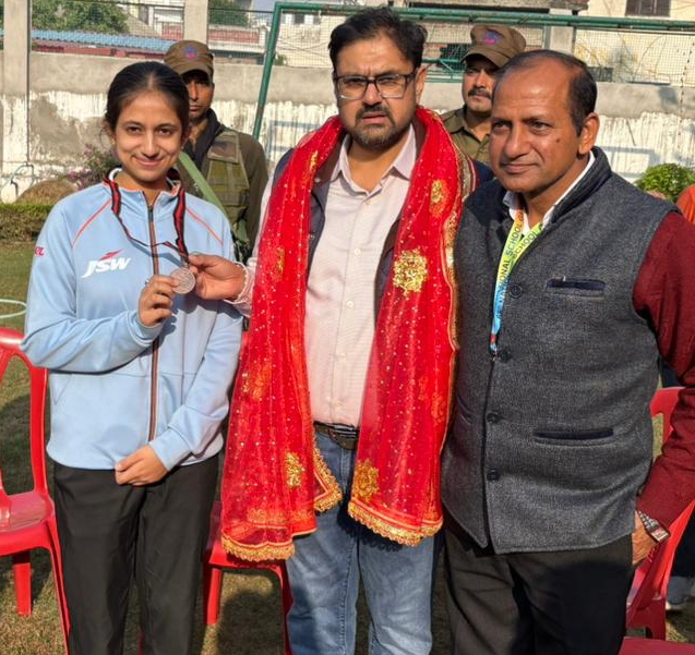 तलवारबाज छवि शमार से मुलाकात करते मंतरी सतीश शमार््् तलवारबाज छवि शमार से मुलाकात करते मंतरी सतीश शमार्््