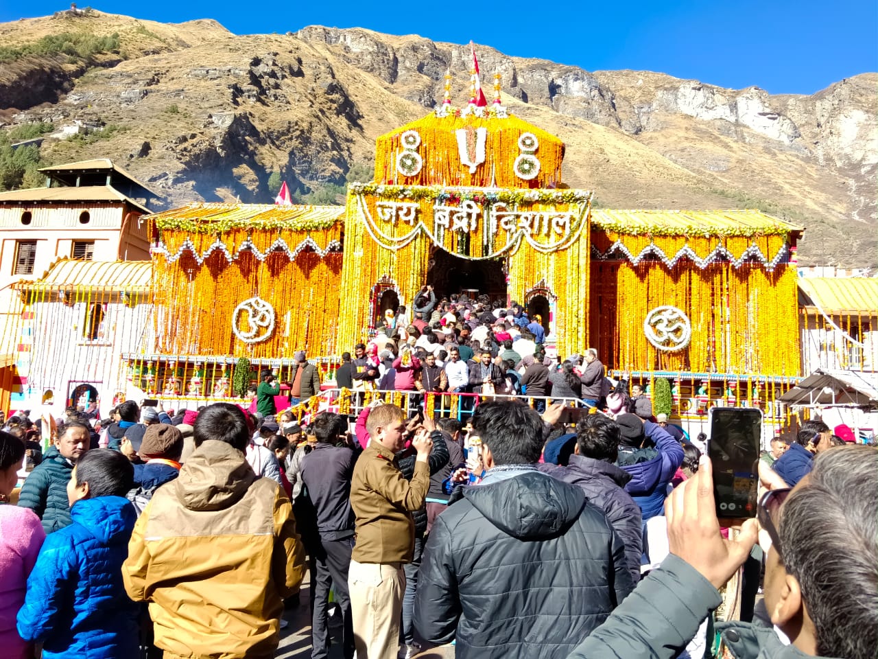 बदरी विशाल के दर्शन को उमड़े भक्त। बदरी विशाल के दर्शन को उमड़े भक्त।