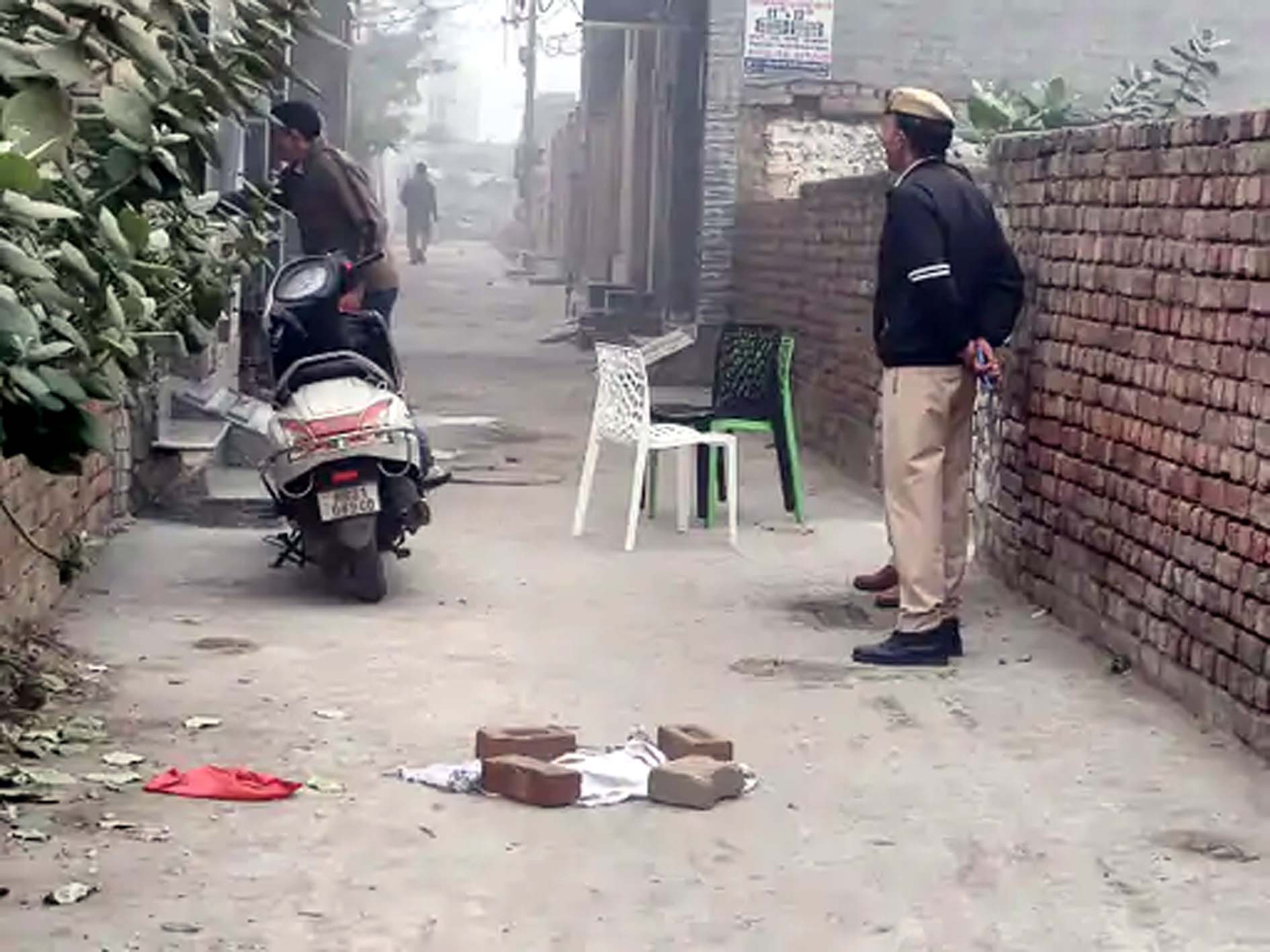 मौके पर जांच पड़ताल करती पुलिस। मौके पर जांच पड़ताल करती पुलिस।