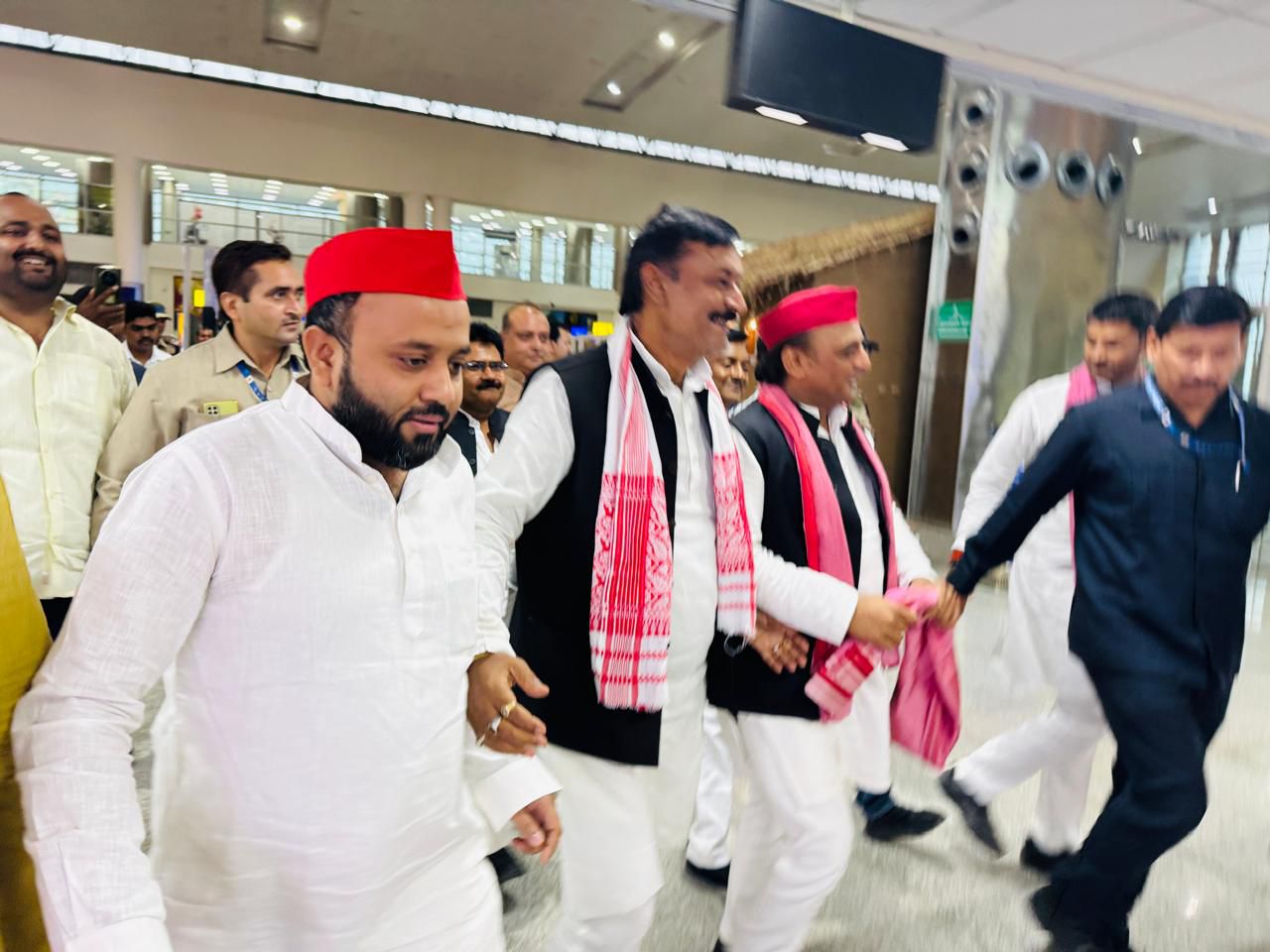 बाबतपुर एयरपोर्ट पर अखिलेश यादव बाबतपुर एयरपोर्ट पर अखिलेश यादव