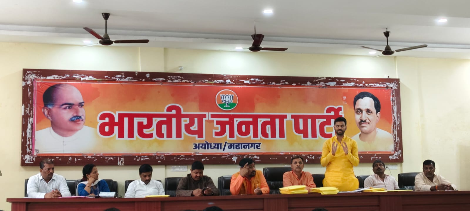 भाजपा सांगठनिक चुनाव अधिकारियों को बांटी गई किट भाजपा सांगठनिक चुनाव अधिकारियों को बांटी गई किट
