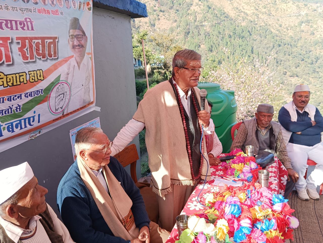 जनसभा को संबोधित करते पूर्व सीएम हरीश रावत जनसभा को संबोधित करते पूर्व सीएम हरीश रावत