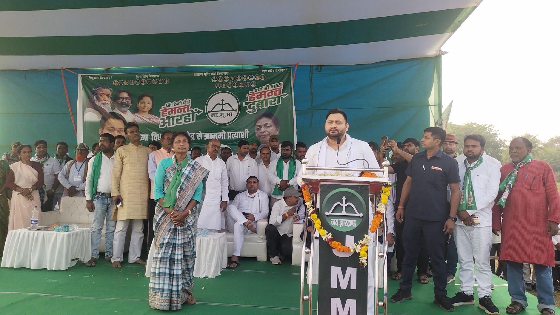 संबोधित करते पूर्व मुख्यमंत्री तेजस्वी यादव संबोधित करते पूर्व मुख्यमंत्री तेजस्वी यादव