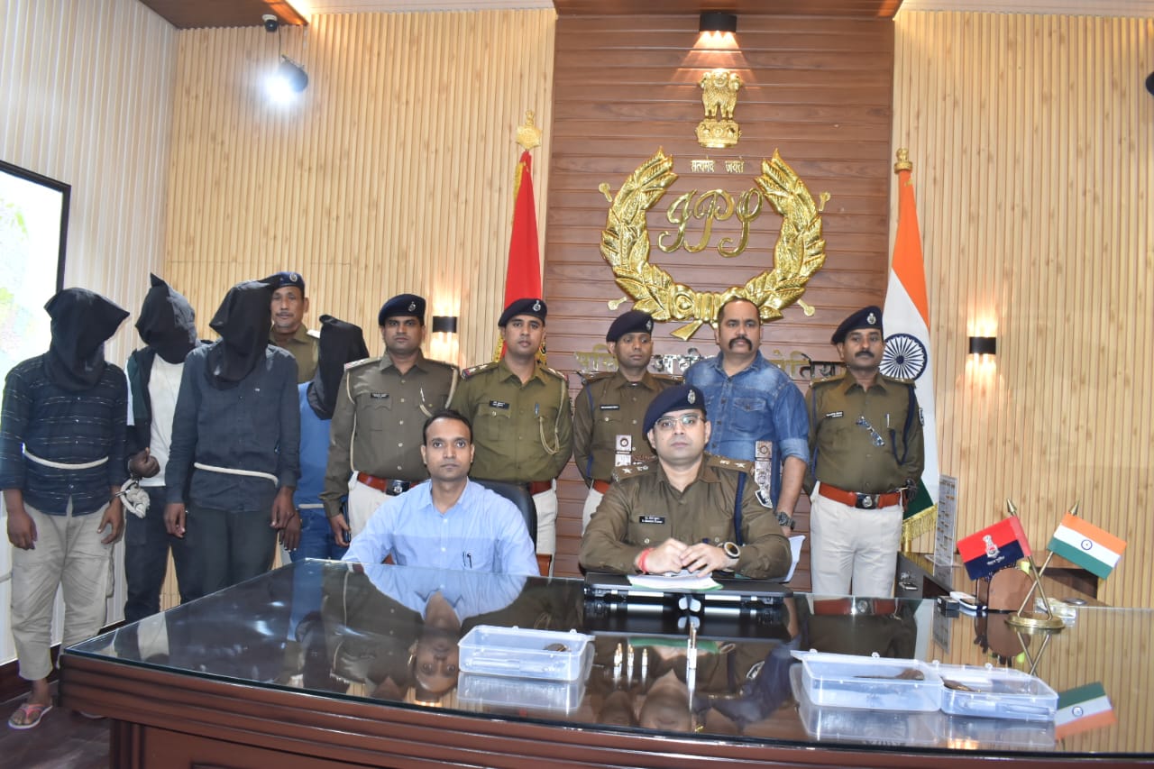 चार अपराधकर्मियों को तीन अवैध हथियार के साथ पुलिस ने गिरफ्तार किया