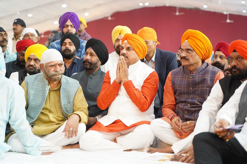 मुख्यमंत्री निवास में गुरू नानक जी के प्रकाश पर्व पर सजा गुरूग्रंथ साहब का दरबार मुख्यमंत्री निवास में गुरू नानक जी के प्रकाश पर्व पर सजा गुरूग्रंथ साहब का दरबार
