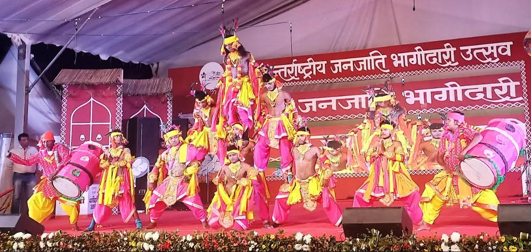 भागीदारी उत्सव में नृत्य पेश करते कलाकार भागीदारी उत्सव में नृत्य पेश करते कलाकार