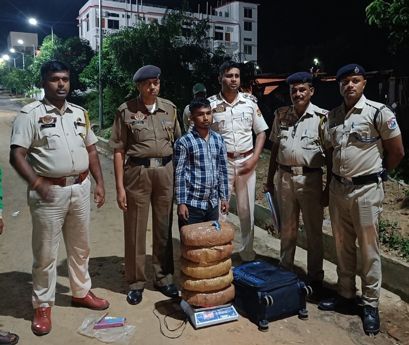 पूसीरे की आरपीएफ द्वारा मादक पदार्थ के साथ पकड़ा गया तस्कर पूसीरे की आरपीएफ द्वारा मादक पदार्थ के साथ पकड़ा गया तस्कर