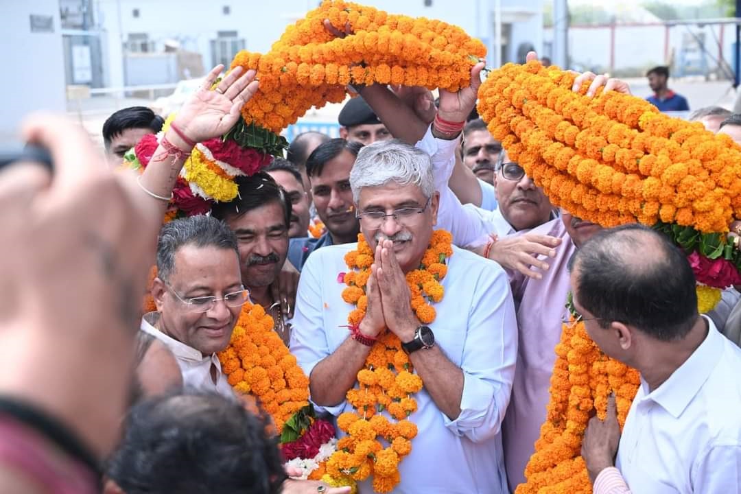 एयरपाेर्ट पर केंद्रीय संस्कृति एवं पर्यटन मंत्री गजेंद्र सिंह शेखावत का स्वागत। एयरपाेर्ट पर केंद्रीय संस्कृति एवं पर्यटन मंत्री गजेंद्र सिंह शेखावत का स्वागत।