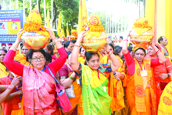 कलश यात्रा के दौरान कलश यात्रा के दौरान