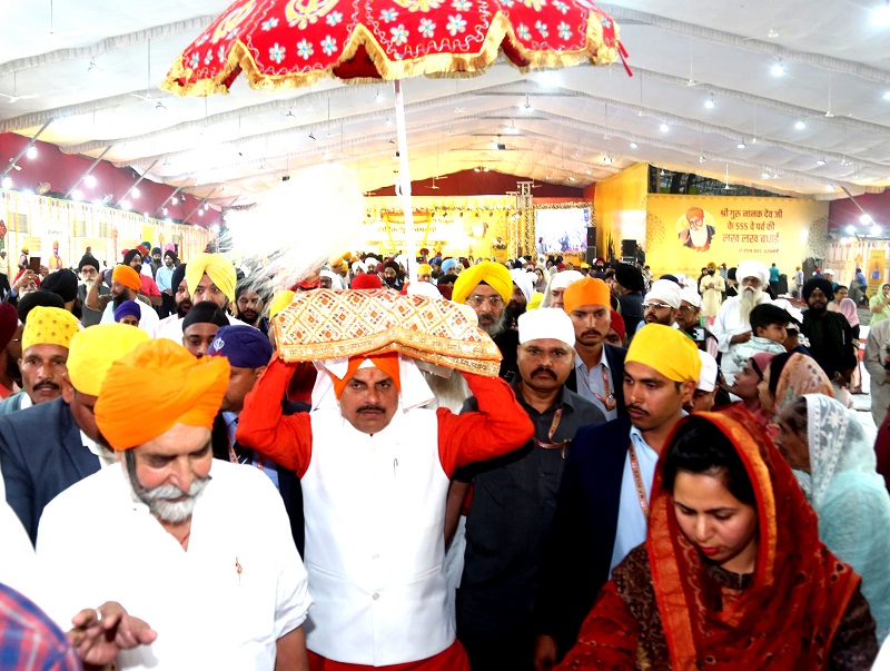 मुख्यमंत्री निवास में गुरू नानक जी के प्रकाश पर्व पर सजा गुरूग्रंथ साहब का दरबार मुख्यमंत्री निवास में गुरू नानक जी के प्रकाश पर्व पर सजा गुरूग्रंथ साहब का दरबार