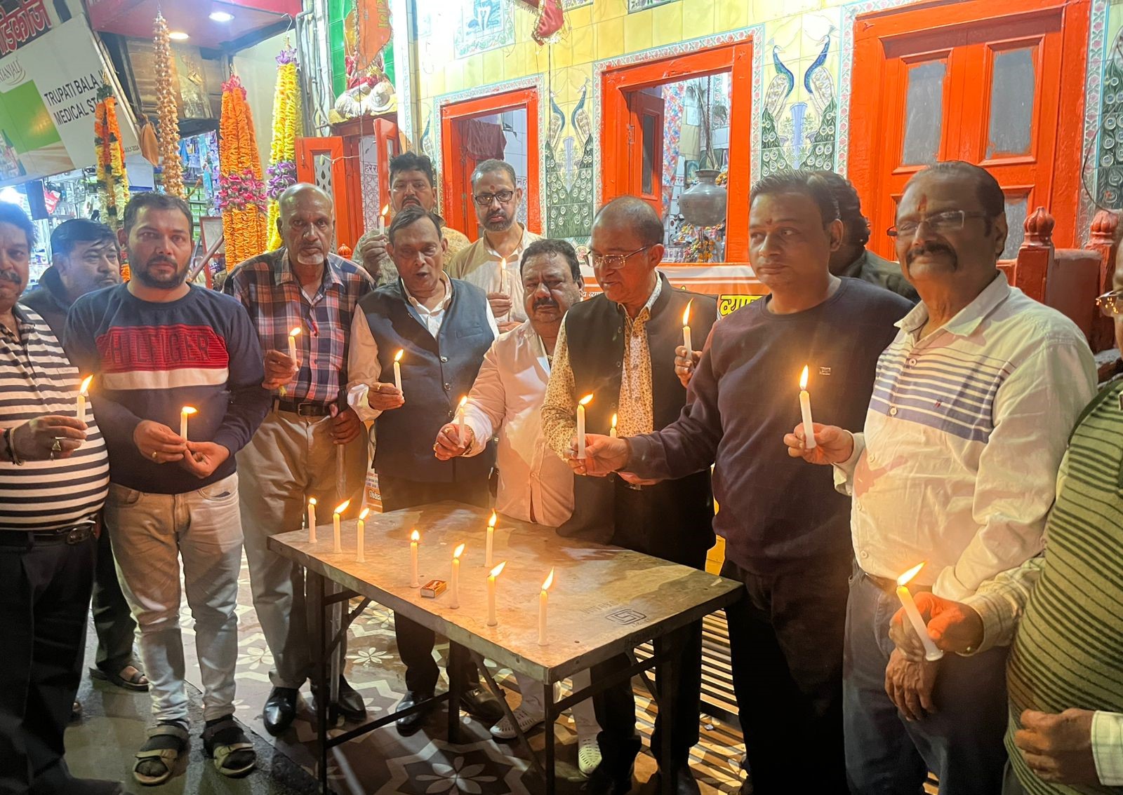 झांसी में नवजात शिशुओं की मौत के शोक में मोमबत्ती जलाकर श्रद्धांजलि देते व्यापारी। झांसी में नवजात शिशुओं की मौत के शोक में मोमबत्ती जलाकर श्रद्धांजलि देते व्यापारी।