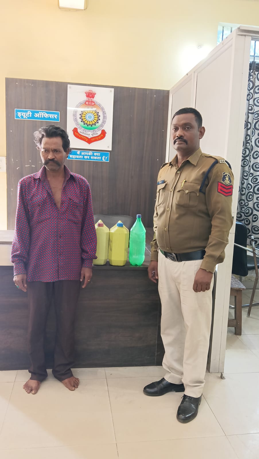 पुलिस के गिरफ्त में आरोपी पुलिस के गिरफ्त में आरोपी