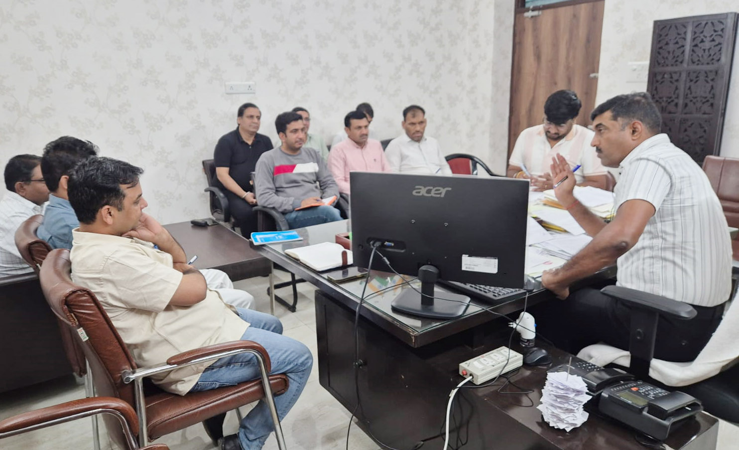 17 Snp-1 सोनीपत: नगर निगम के संयुक्त आयुक्त नरेश कुमार मिटिंग लेते हुए। 17 Snp-1 सोनीपत: नगर निगम के संयुक्त आयुक्त नरेश कुमार मिटिंग लेते हुए।