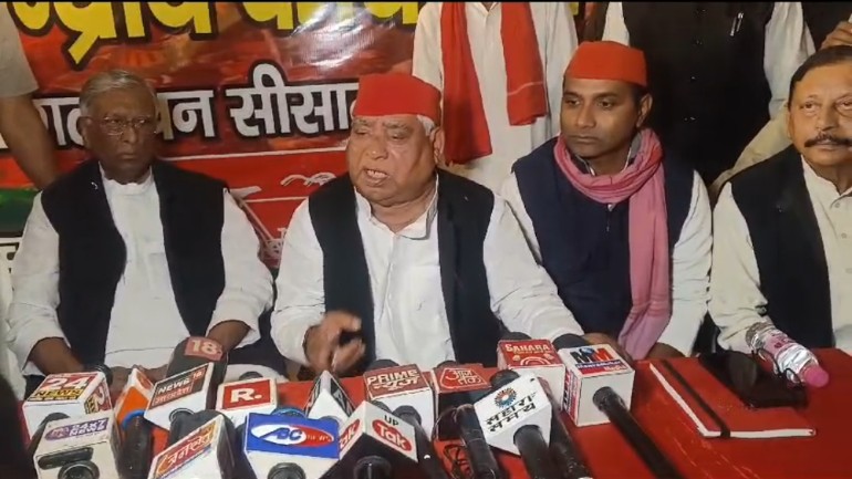 सपा सांसद अवधेश प्रसाद पत्रकार वार्ता करते हुए सपा सांसद अवधेश प्रसाद पत्रकार वार्ता करते हुए