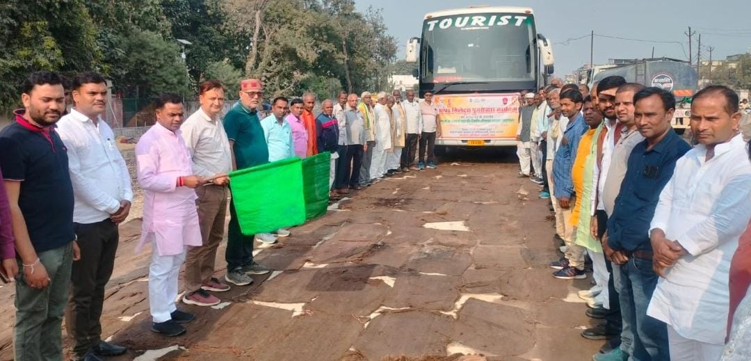 बस में सवार किसानों के दल को रवाना करते विधायक: फोटो बच्चा गुप्ता बस में सवार किसानों के दल को रवाना करते विधायक: फोटो बच्चा गुप्ता