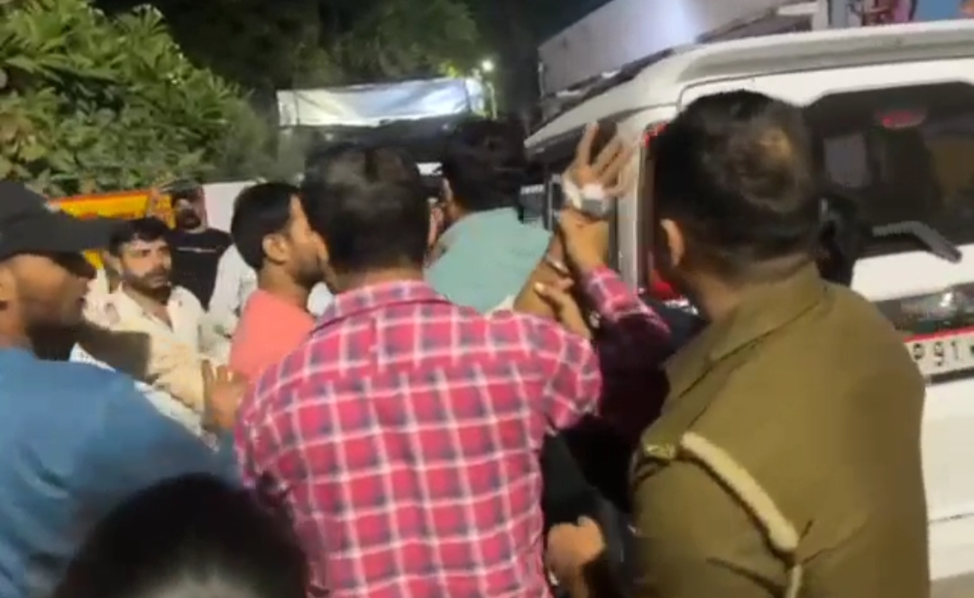 खनिज अधिकारी ने ट्रक मालिक को डंडे से फोड़ डाला सिर, डीएम ने बैठाई जांच खनिज अधिकारी ने ट्रक मालिक को डंडे से फोड़ डाला सिर, डीएम ने बैठाई जांच