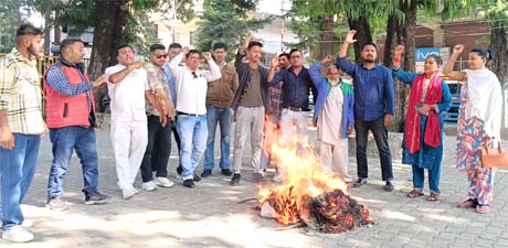 राज्य सरकार के खिलाफ कांग्रेस का जोरदार प्रदर्शन राज्य सरकार के खिलाफ कांग्रेस का जोरदार प्रदर्शन