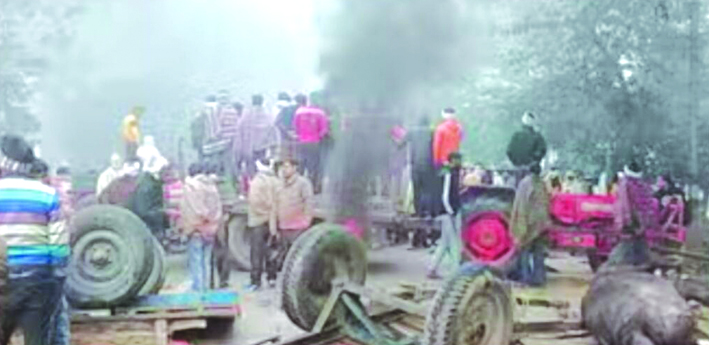 हादसा होने के बाद मौके पर लगी ग्रामीणों की भीड़ हादसा होने के बाद मौके पर लगी ग्रामीणों की भीड़