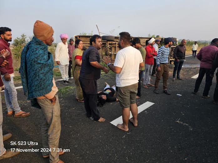 मंदसौर एक्सप्रेस वे पर हादसा, पलटी ट्रैवलर, महिला की मौके पर मौत, 4 घायल मंदसौर एक्सप्रेस वे पर हादसा, पलटी ट्रैवलर, महिला की मौके पर मौत, 4 घायल