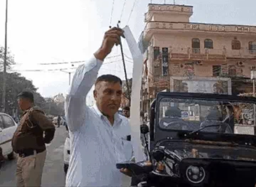 चालान काटते हुए ट्रैफिक पुलिस कर्मचारी चालान काटते हुए ट्रैफिक पुलिस कर्मचारी