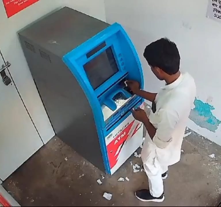 एटीएम बूथ में छेड़खानी कर रहे संदिग्ध को पुलिस ने दबोचा एटीएम बूथ में छेड़खानी कर रहे संदिग्ध को पुलिस ने दबोचा