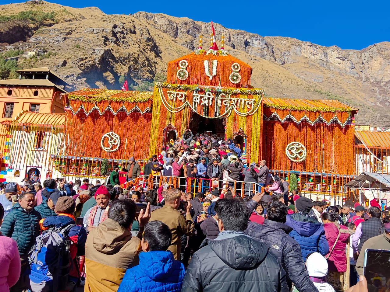 बदरी विशाल के दर्शन को उमड़े भक्त। बदरी विशाल के दर्शन को उमड़े भक्त।