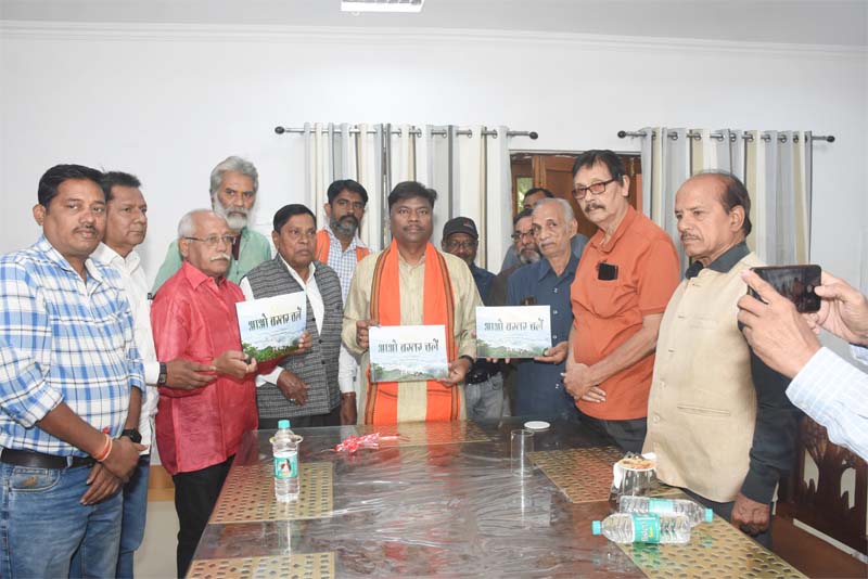 वन मंत्री केदार कश्यप पुस्तक ‘आओ बस्तर चलें’ का विमोचन करते वन मंत्री केदार कश्यप पुस्तक ‘आओ बस्तर चलें’ का विमोचन करते