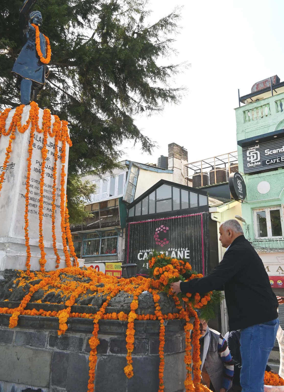 पुष्पांजलि अर्पित करते हुए पुष्पांजलि अर्पित करते हुए