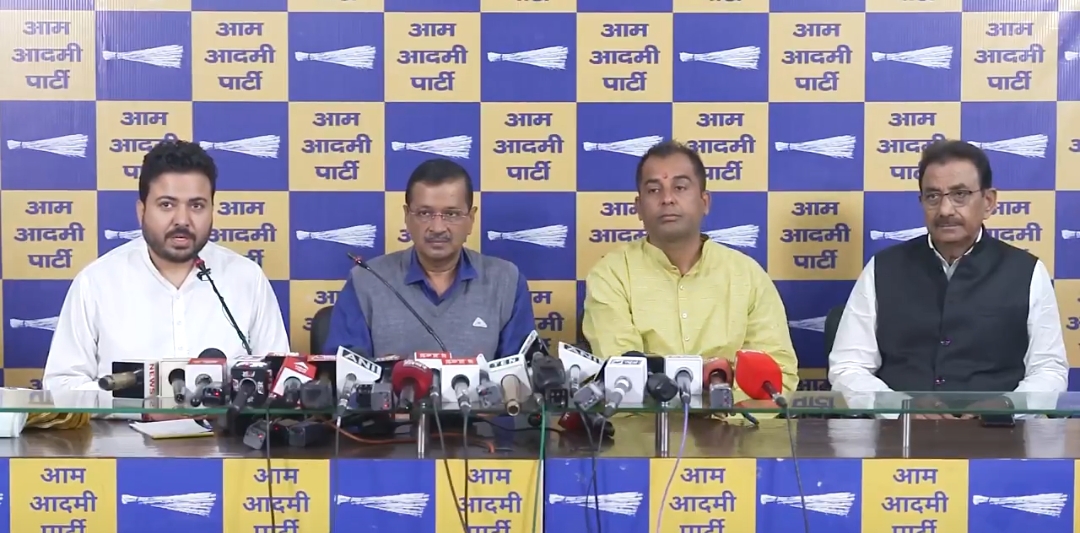 दुर्गेश पाठक और अरविंद केजरीवाल पत्रकार वार्ता में दुर्गेश पाठक और अरविंद केजरीवाल पत्रकार वार्ता में
