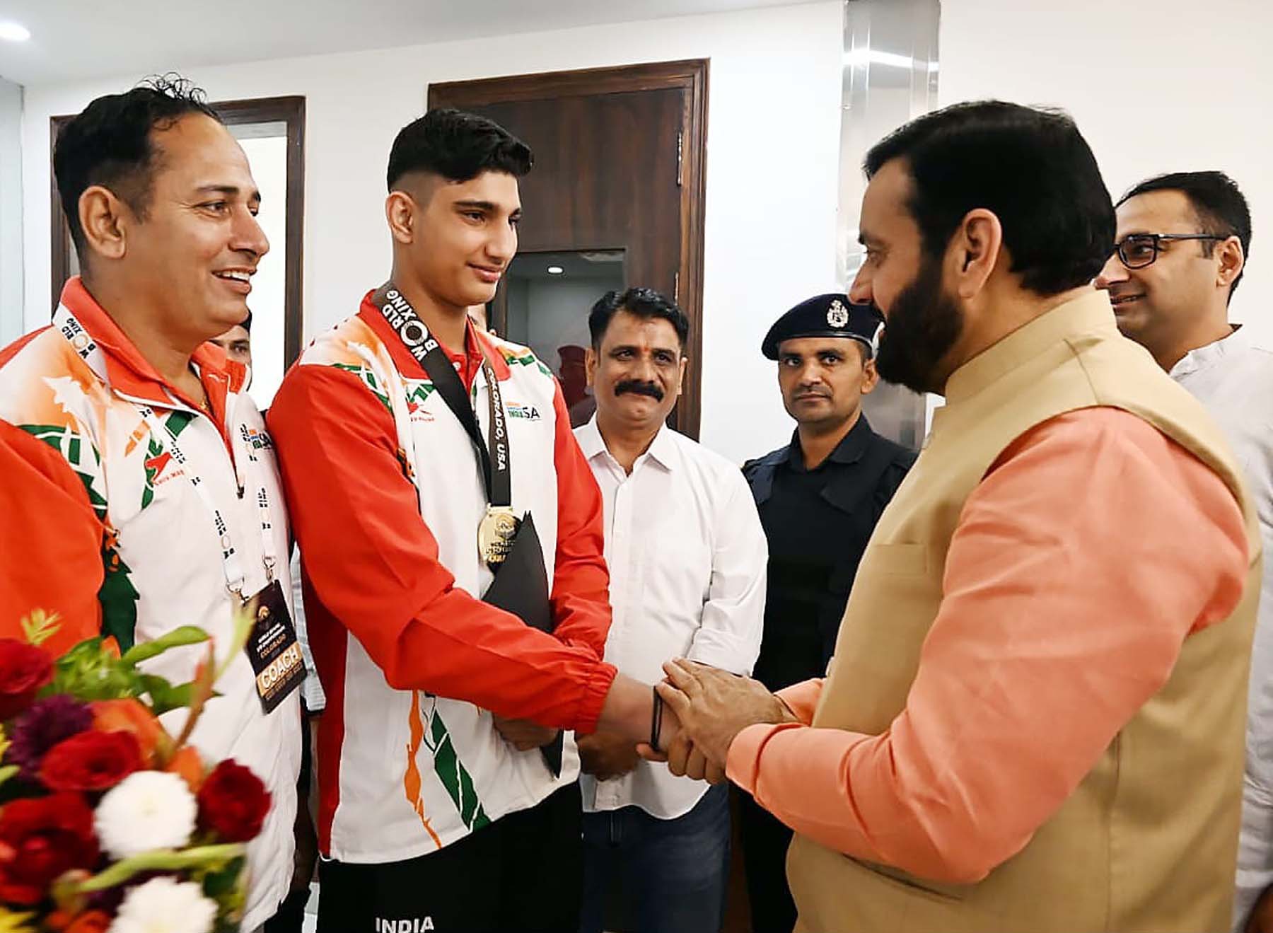 फोटो नंबर-03: गुरुग्राम के पीडब्ल्यूडी विश्राम गृह में खिलाड़ी हेमंत सांगवान को शुभकामनाएं देते सीएम नायब सिंह सैनी। फोटो नंबर-03: गुरुग्राम के पीडब्ल्यूडी विश्राम गृह में खिलाड़ी हेमंत सांगवान को शुभकामनाएं देते सीएम नायब सिंह सैनी।
