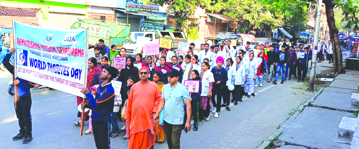 रैली निकालते हुए रैली निकालते हुए
