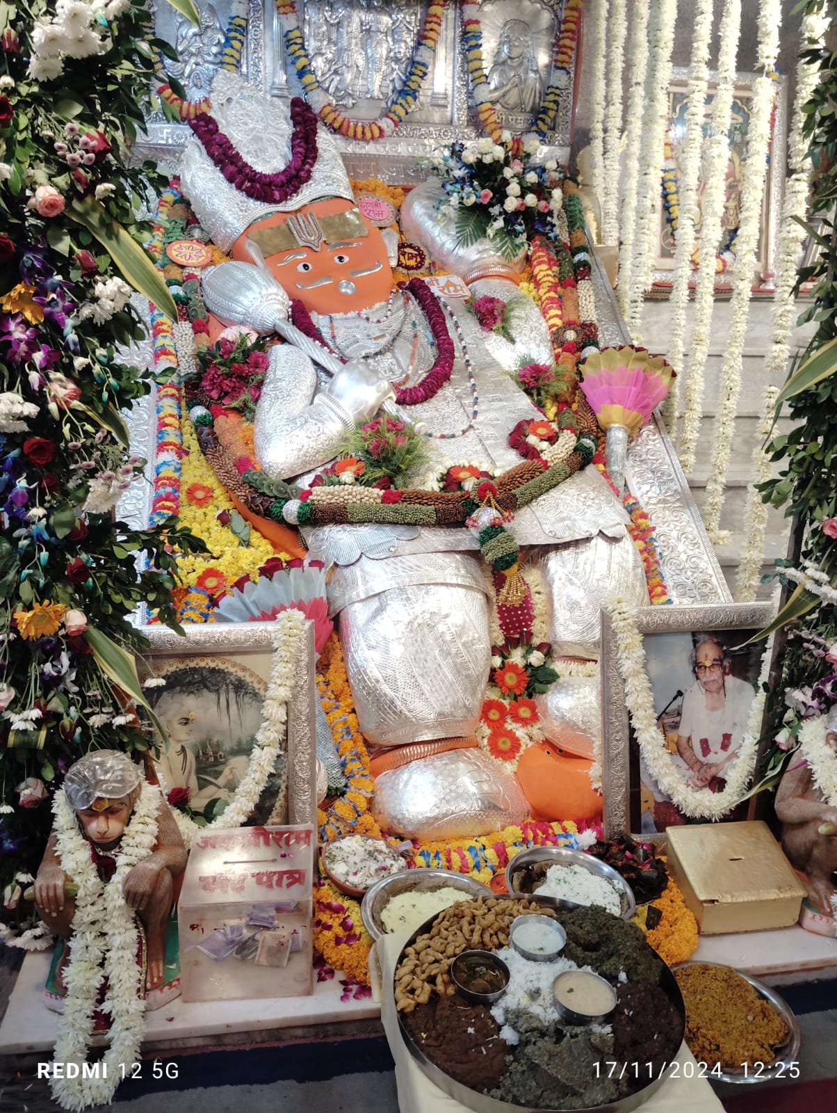 खोले के हनुमान मंदिर में 64वां लक्खी अन्नकूट महोत्सव :मंदिर परिसर के 61 देवालयों में अन्नकूट का भोग लगाया खोले के हनुमान मंदिर में 64वां लक्खी अन्नकूट महोत्सव :मंदिर परिसर के 61 देवालयों में अन्नकूट का भोग लगाया