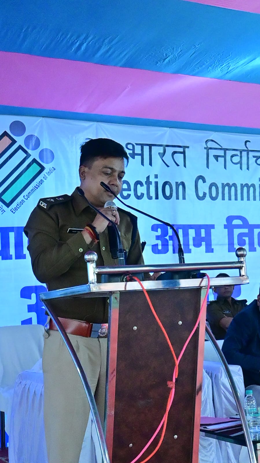 पुलिस पदाधिकारी को संबोधित करते एसपी पुलिस पदाधिकारी को संबोधित करते एसपी