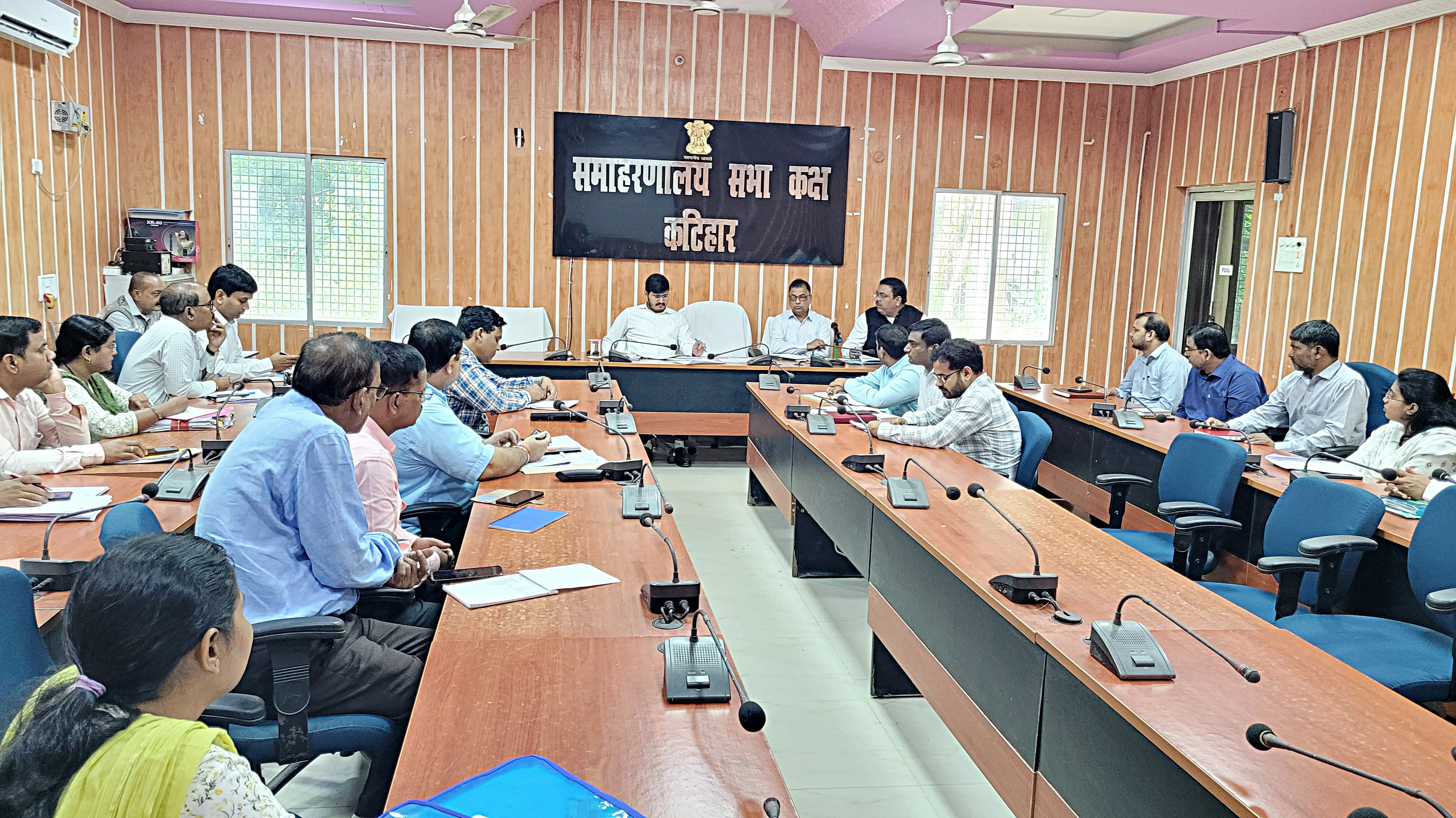 बैठक करते हुए अधिकारी बैठक करते हुए अधिकारी