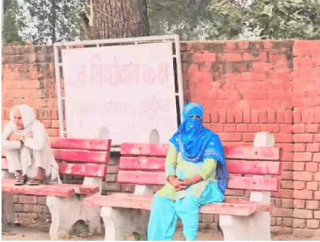 मॉर्च्युरी के बाहर का माहौल मॉर्च्युरी के बाहर का माहौल