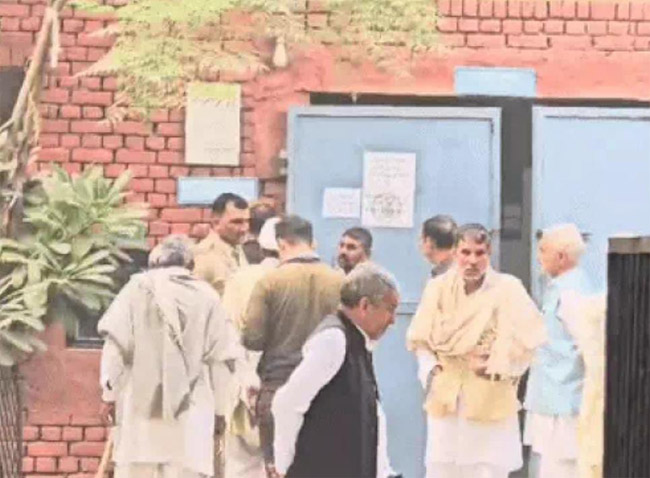 18 Snp-1 सोनीपत: अस्पताल में जमा परिजन और पुलिस 18 Snp-1 सोनीपत: अस्पताल में जमा परिजन और पुलिस