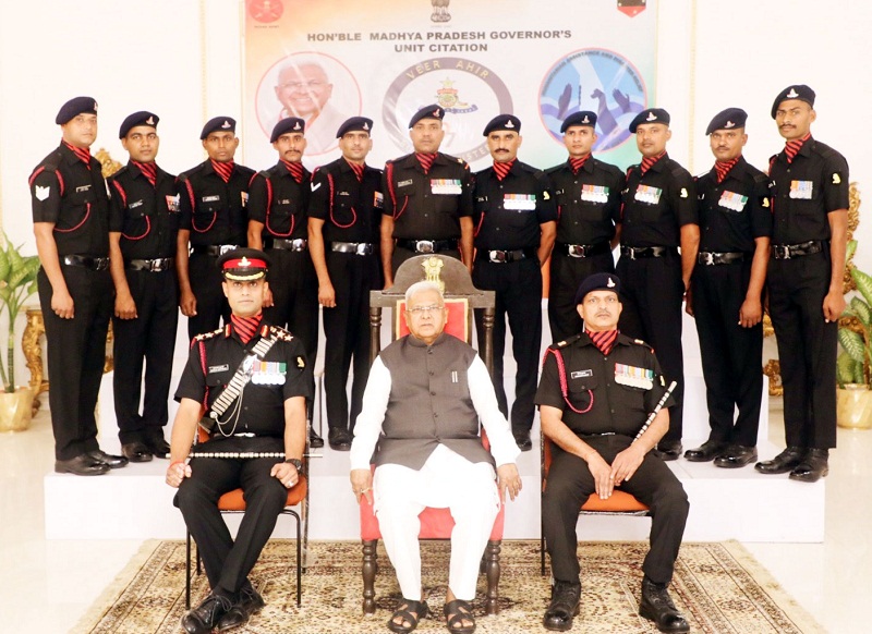 राज्यपाल पटेल ने सेना की 97 फील्ड रेजिमेंट को यूनिट साइटेशन पुरस्कार से किया सम्मानित राज्यपाल पटेल ने सेना की 97 फील्ड रेजिमेंट को यूनिट साइटेशन पुरस्कार से किया सम्मानित