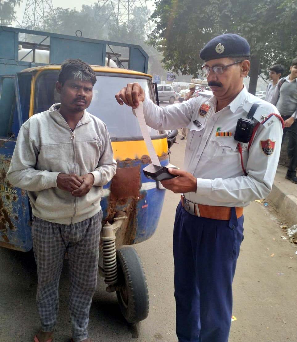 फरीदाबाद पुलिस वाहनों के चालान काटते हुए फरीदाबाद पुलिस वाहनों के चालान काटते हुए