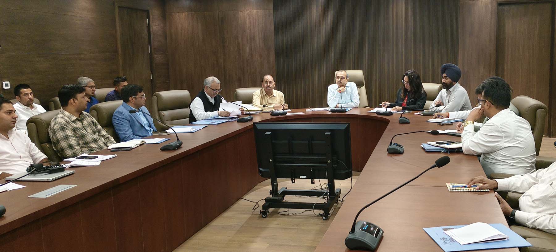 फोटो नंबर-05: गुरुग्राम नगर निगम में अधिकारियों की बैठक लेते निगमायुक्त।