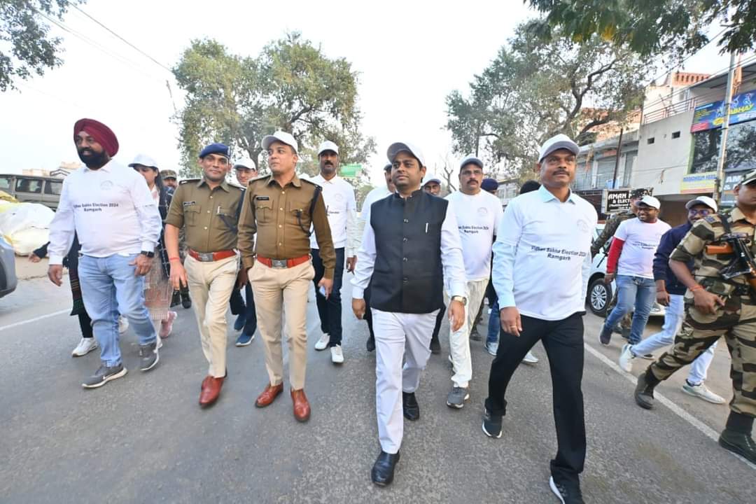 कार्यक्रम में शामिल अधिकारी