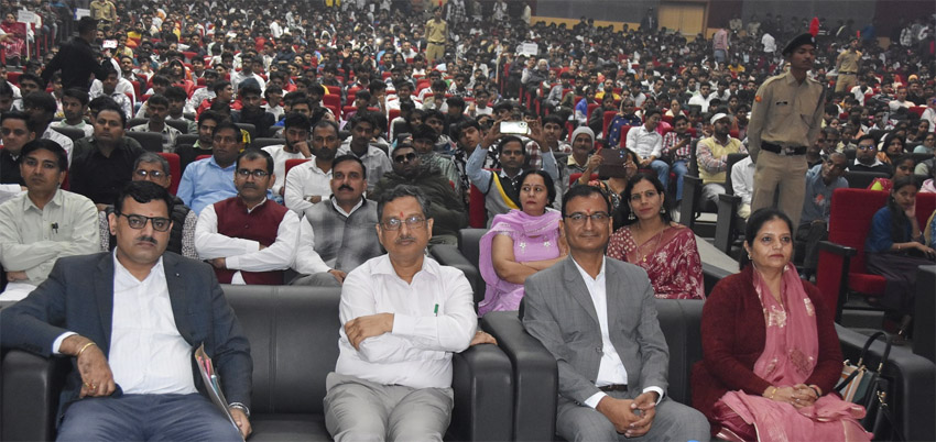 जिला युवा महोत्सव कार्यक्रम में उपस्थित मेहमान व मेजबान जिला युवा महोत्सव कार्यक्रम में उपस्थित मेहमान व मेजबान