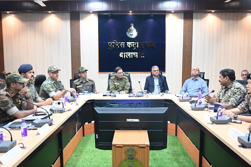 पुलिस-नक्सल मुठभेड़ की समीक्षा बैठक पुलिस-नक्सल मुठभेड़ की समीक्षा बैठक