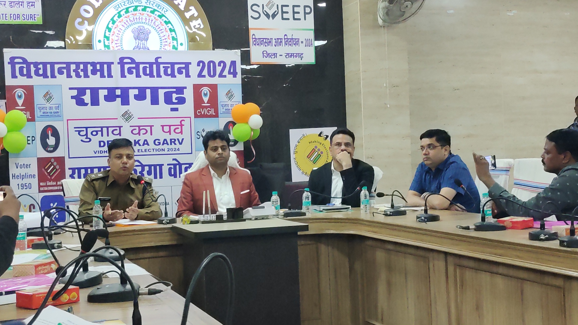 प्रेस कॉन्फ्रेंस करते डीसी व एसपी प्रेस कॉन्फ्रेंस करते डीसी व एसपी