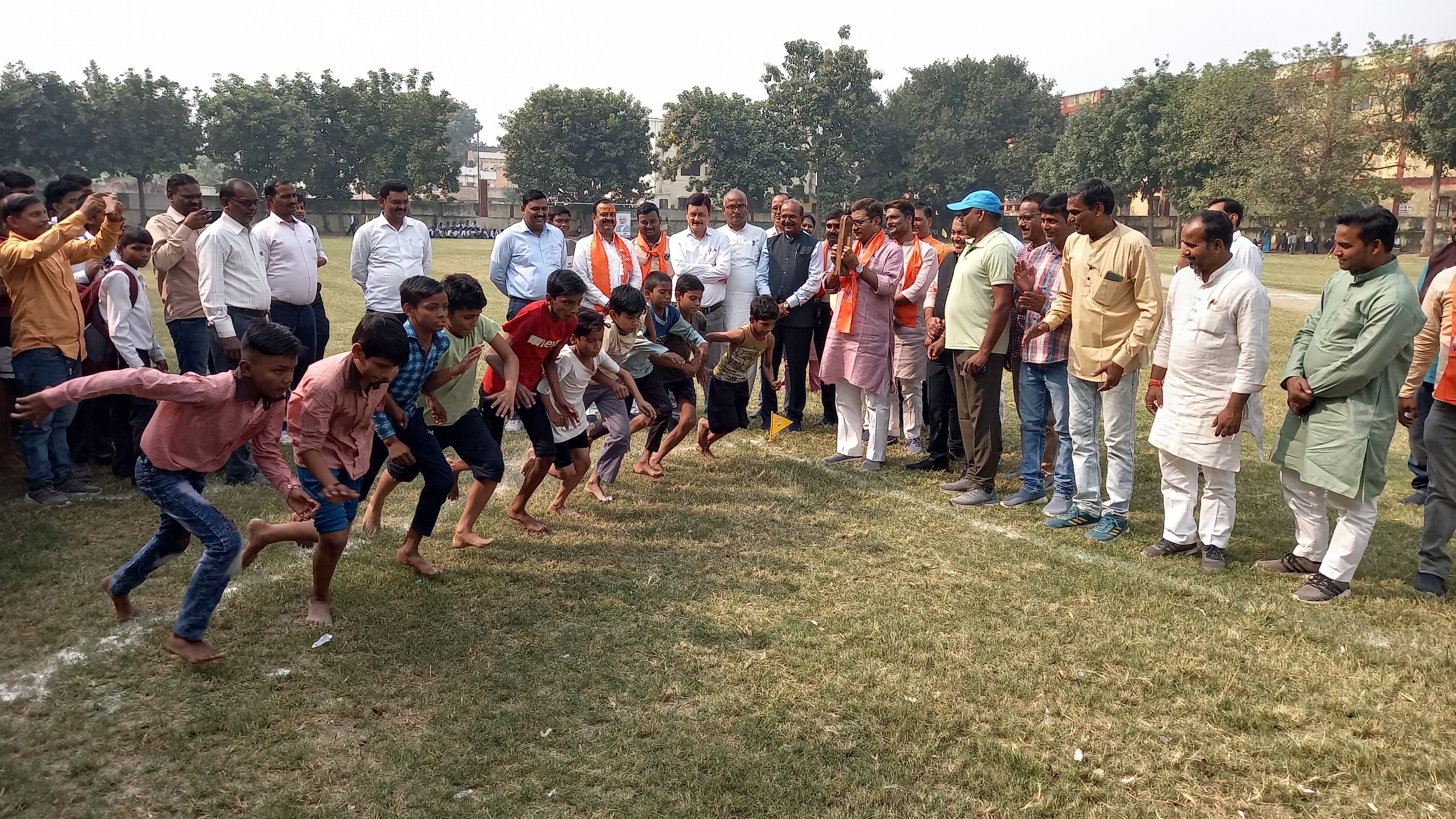 चार दिवसीय सांसद खेलकूद प्रतियोगिता का उदघाटन करते विधायक: फोटो बच्चा गुप्ता चार दिवसीय सांसद खेलकूद प्रतियोगिता का उदघाटन करते विधायक: फोटो बच्चा गुप्ता