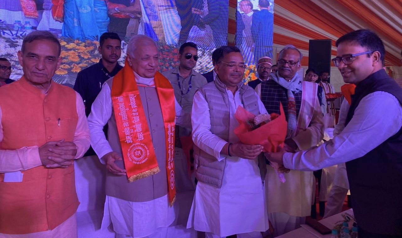 कार्यक्रम में मौजूद केरल के राज्यपाल व कैबिनेट मंत्री कार्यक्रम में मौजूद केरल के राज्यपाल व कैबिनेट मंत्री