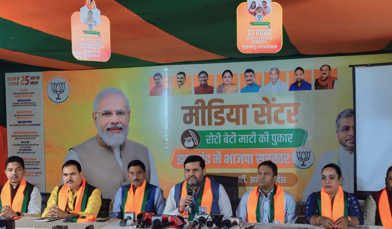 डॉ. गौरव वल्लभ व संजय सेठ प्रेस वार्ता करते हुए डॉ. गौरव वल्लभ व संजय सेठ प्रेस वार्ता करते हुए
